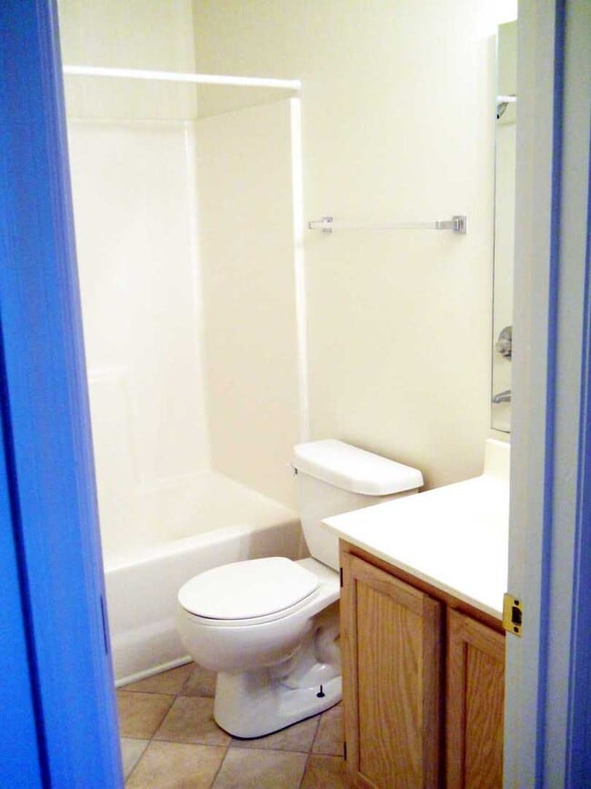 Building Photo - 2 Bedroom 3rd Floor Fully Furnished Condo