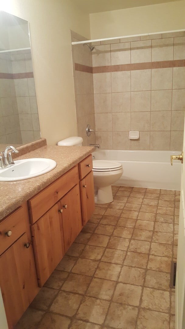 Building Photo - 925 S Meadow Ct