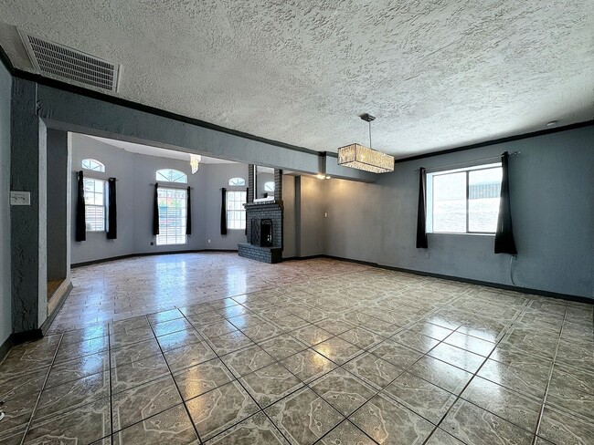 Building Photo - West El Paso/Canutillo 6bed/4bath refrig A/C Home!