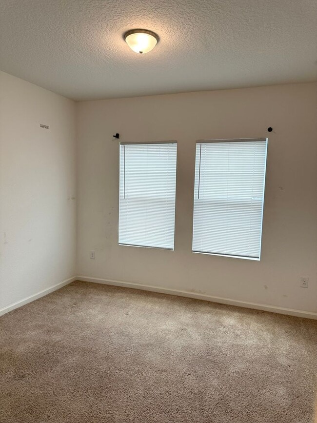 Building Photo - Private Back Yard! - 3 Bedroom 2 Bathroom ...