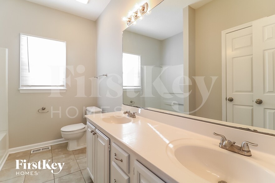 Building Photo - 104 Longneedle Ct