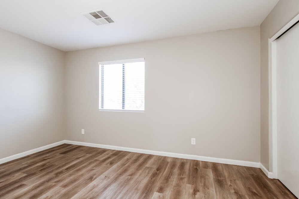 Building Photo - 6736 W Desert Ln