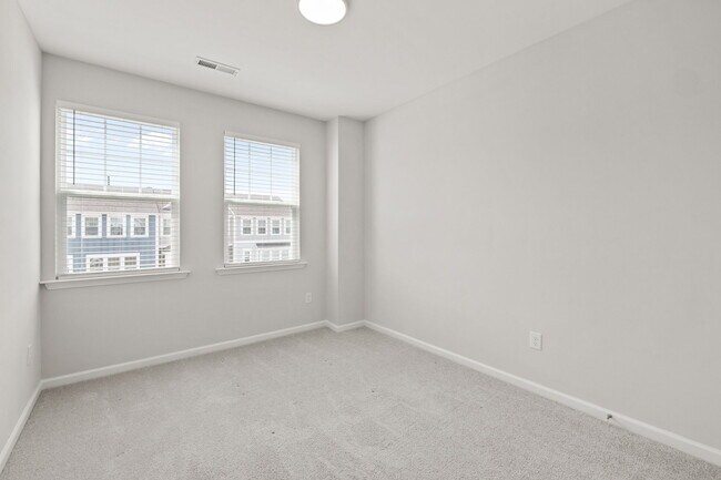 Building Photo - 1039 Commack Dr
