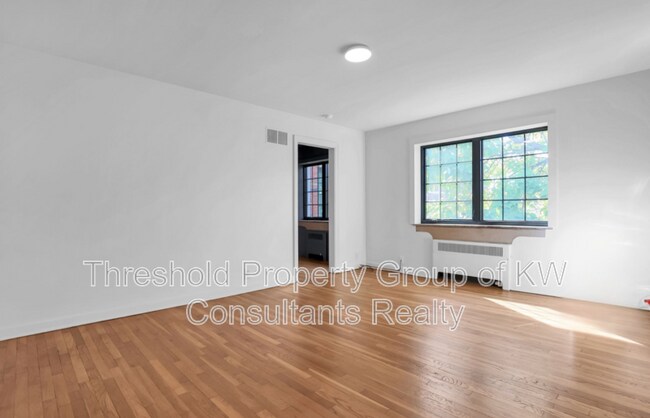 Building Photo - 451 E Town St