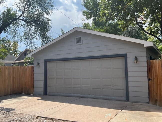 Building Photo - Charming 3 bedroom home in downtown Colorado Springs