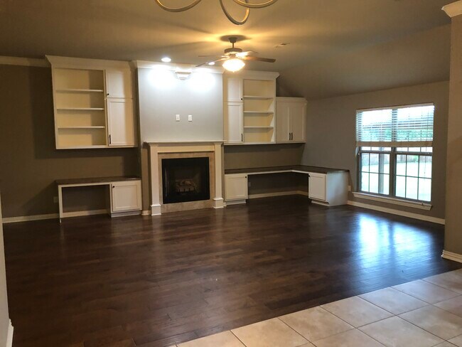 Building Photo - 337 N Sabine Pass Rd