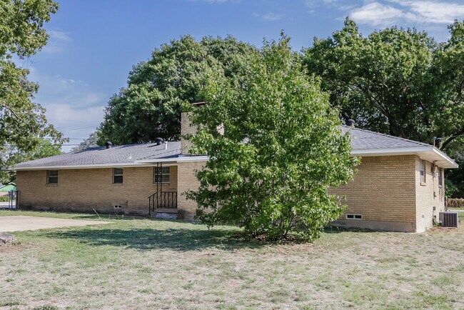 Building Photo - 831 Nature Dr