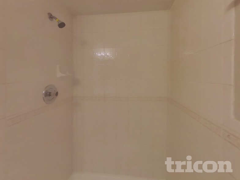 Building Photo - 11050 Parkside Ave