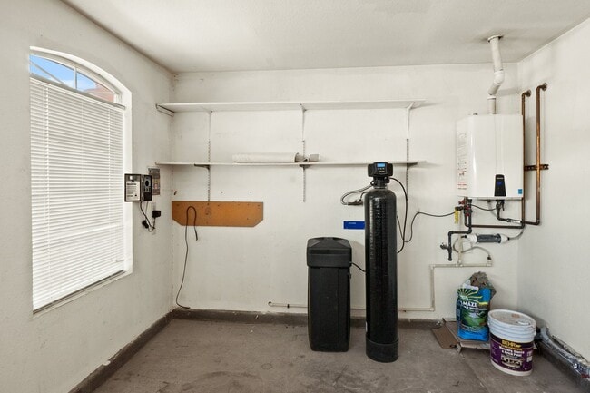 Building Photo - SW!! Single Story!! Pool!! NO HOA!!  Corne...