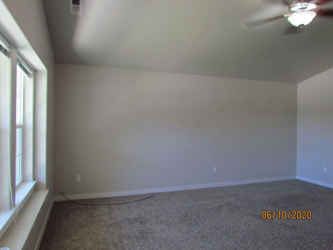 Building Photo - 3 Bed 2 Bath 1622 sqft RV Parking rent fre...