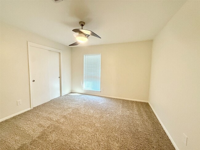Building Photo - 5470 Ariel St