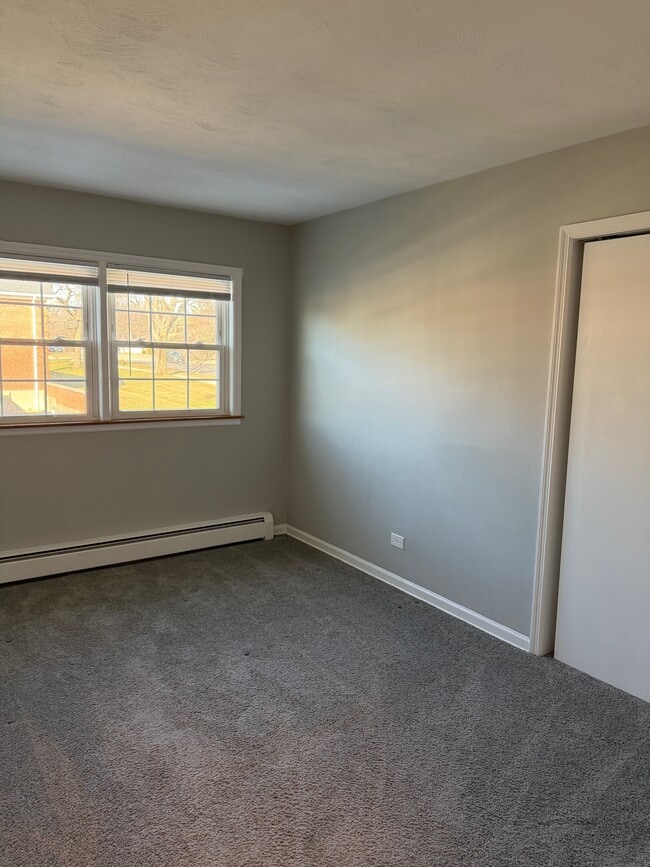 Building Photo - Colonial Gardens