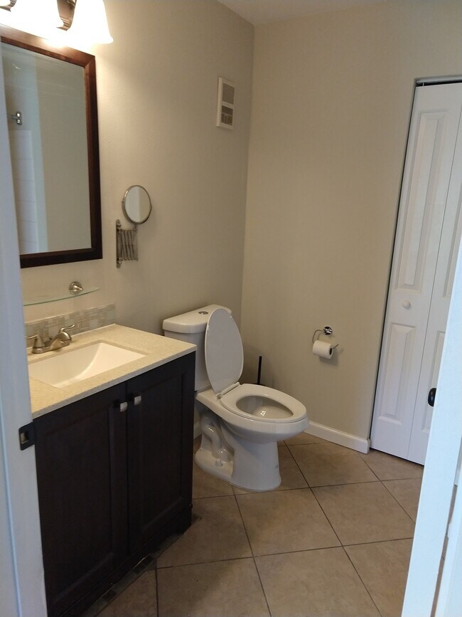 On suite bathroom - 4887 Via Palm Lks