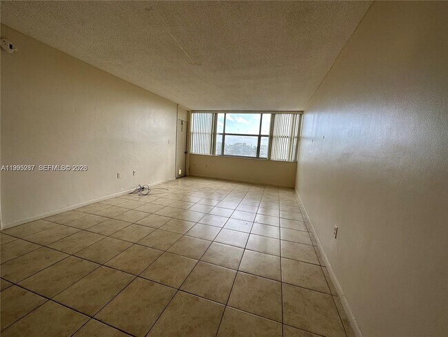 Building Photo - 1200 NE Miami Gardens Dr