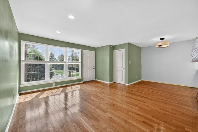 Building Photo - Beautiful 2 Bedroom, 1 Bathroom Condo In W...