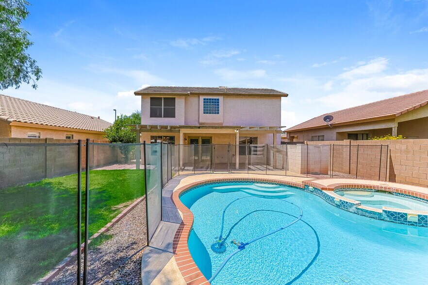 Building Photo - 548 E Cathy Dr