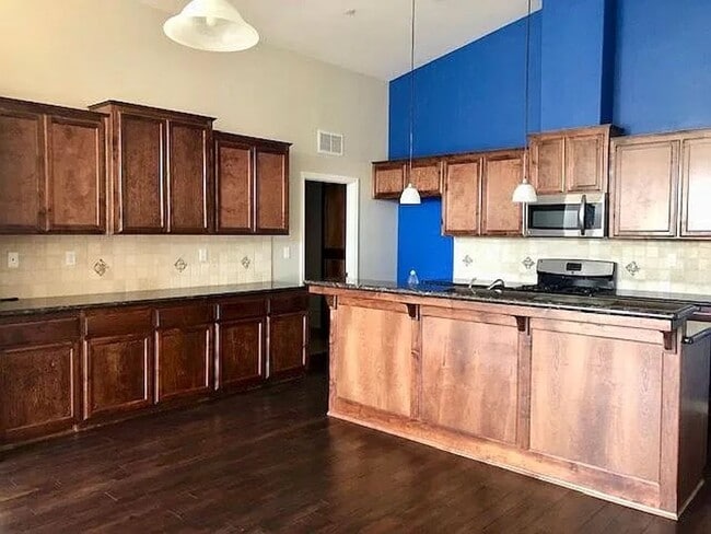 Building Photo - 5 bedrooms 2 baths house-SW Bakersfield