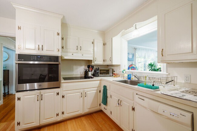 Building Photo - Beautiful Single-Level Home with In-Law Suite and Expansive Yard ***Available Early August 2026***