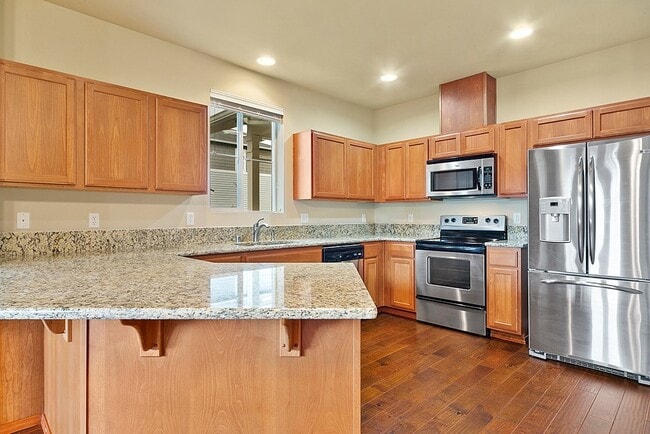 Building Photo - 3 Bedroom Townhome in DuPont