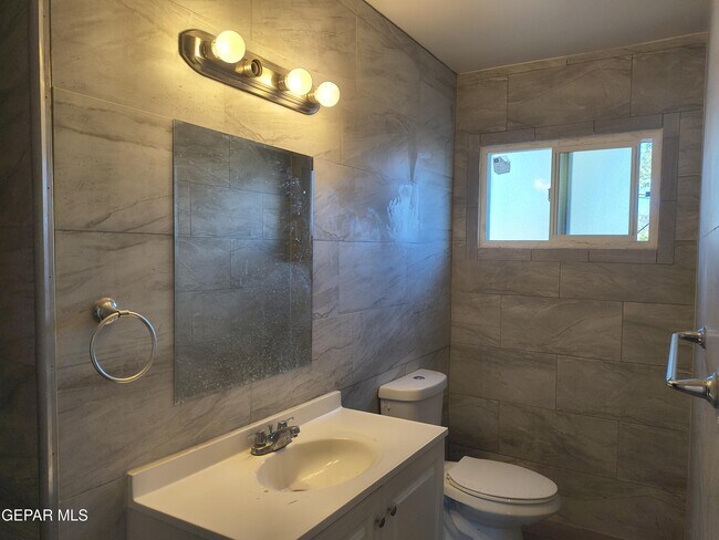 Building Photo - 714 N San Marcial St