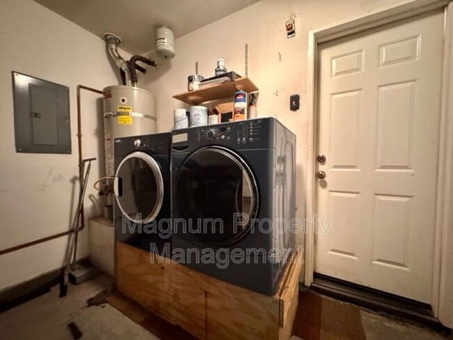 Building Photo - 41685 Woodridge Ave