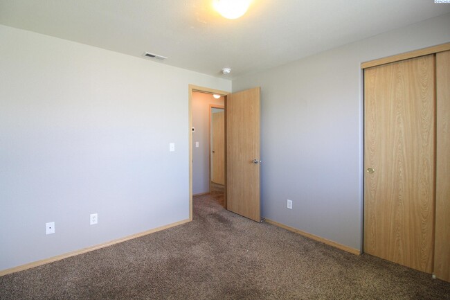 Building Photo - 3 Bed/2 Bath Rambler in West Pasco