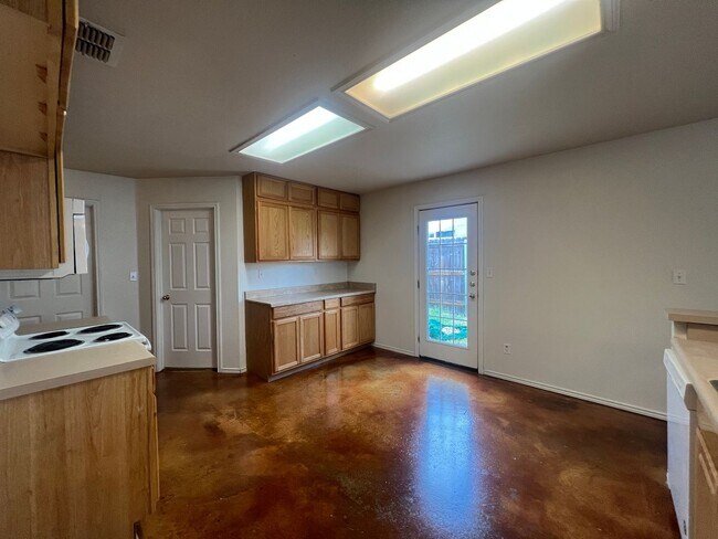 Building Photo - Large 3/2/2 Duplex with Easy Access to IH ...