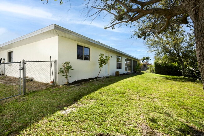 Building Photo - 2652 SW 29th Ave
