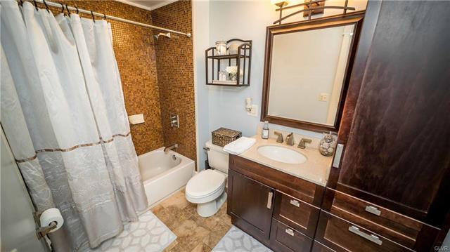 2nd floor full bathroom - 908 Porter St