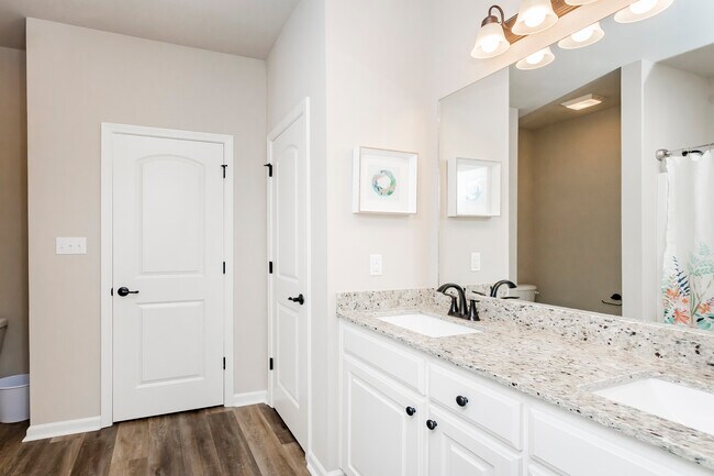 Building Photo - 2800 S Roth Ave