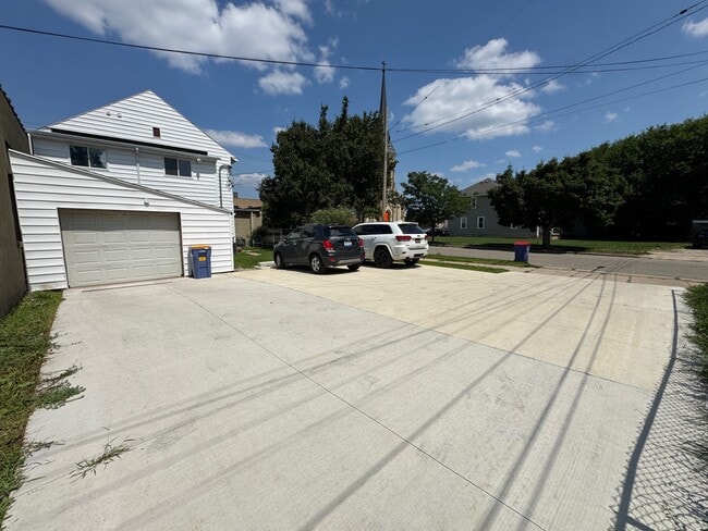 Building Photo - 802 Bridge St NW