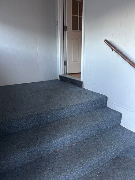 Building Photo - 19 Church Ln