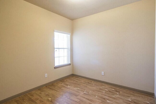 Building Photo - 5750 Kyle Cove Dr