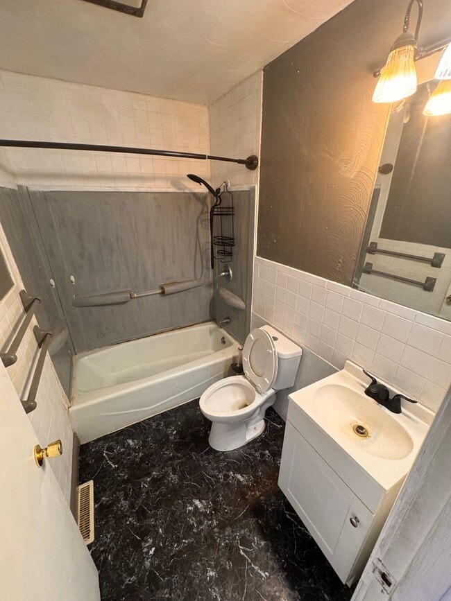 Building Photo - 3 Bed 1 Bath HOUSE