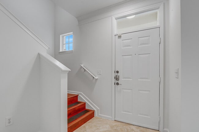 Building Photo - 826 Dakota Dr