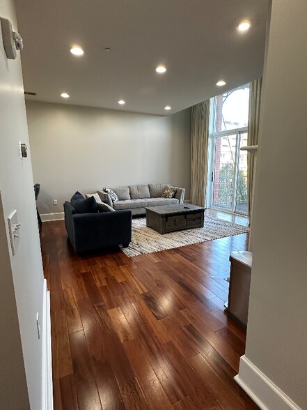 Building Photo - 300 S Gay St