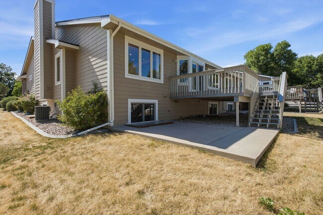 Building Photo - 4 Bedroom 3 Bathroom Duplex in Emerald Glen