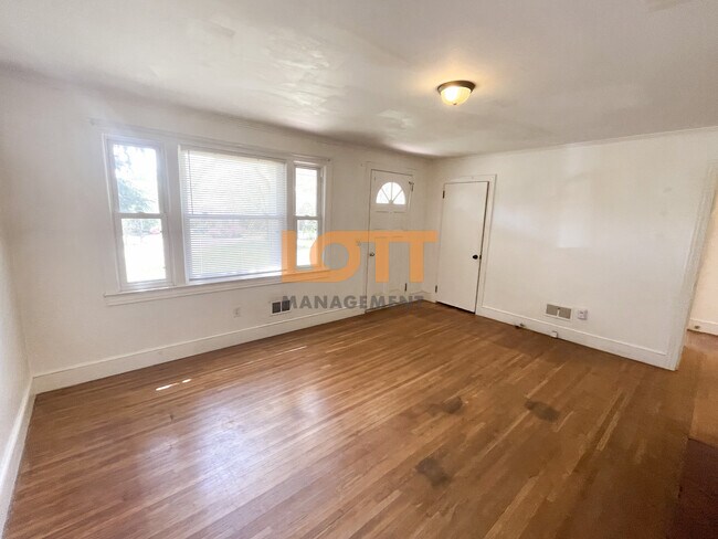 Building Photo - 216 Mountain View Cir