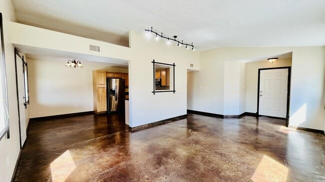 Building Photo - 5600 Mesa Ridge Rd NW