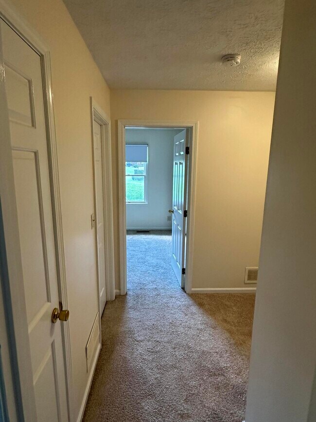 Building Photo - 165 Landings Dr