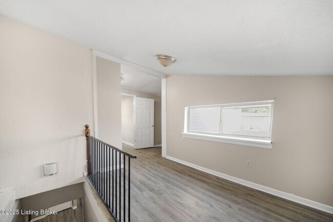 Building Photo - 1112 E Oak St