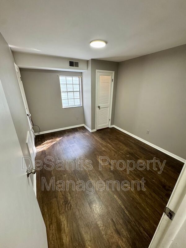 Building Photo - 542 5th Ave