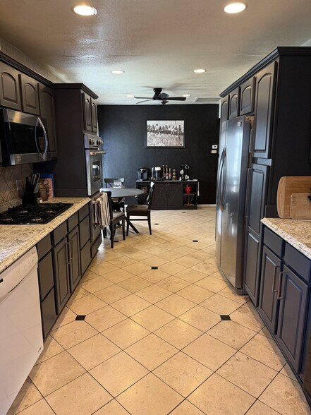 Building Photo - 10838 Floral Dr