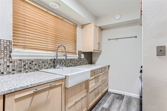 Building Photo - Charming 3 Bedroom 2 Bath Townhome In Aurora!