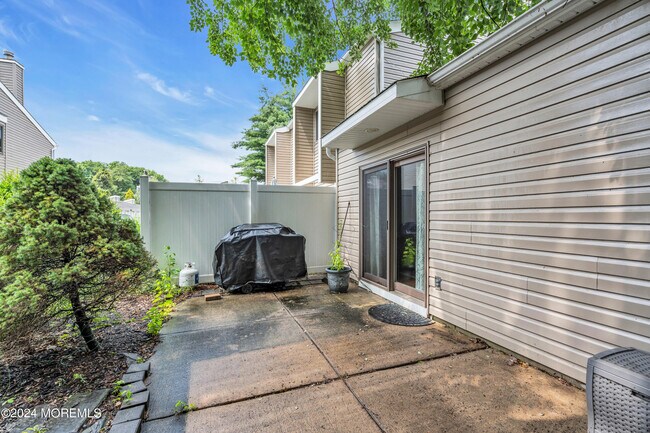 Building Photo - 8 Fern Ct