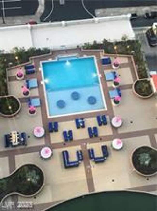 Building Photo - Allure Stunner!