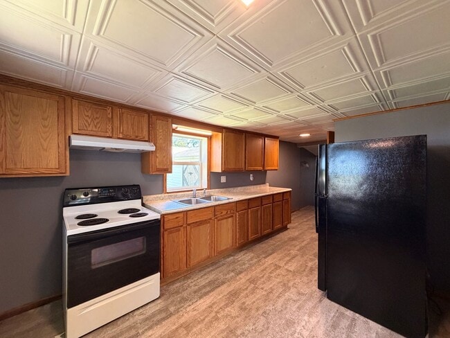 Building Photo - Spacious Family Home Near Schools and Parks in Rock Falls