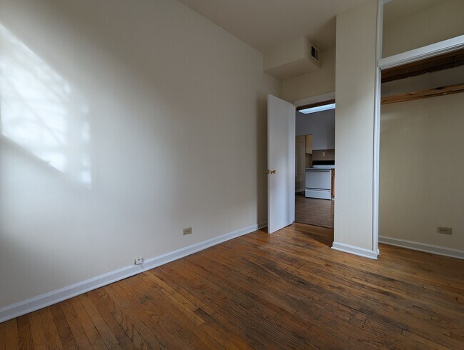 Building Photo - 3147 W Medill Ave