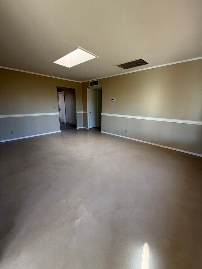 Building Photo - House For Rent