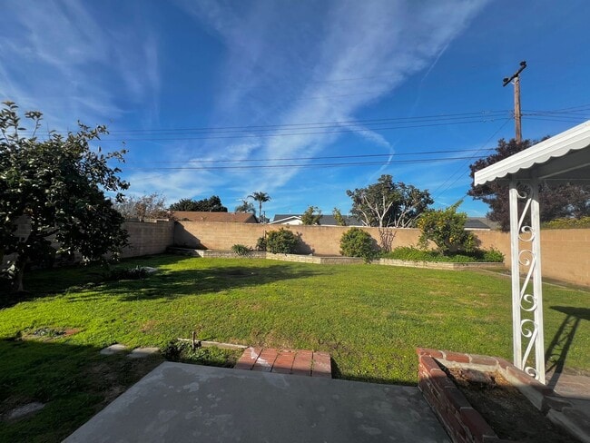Building Photo - Spacious 4-bedroom, 2.5-bath Home Fountain Valley